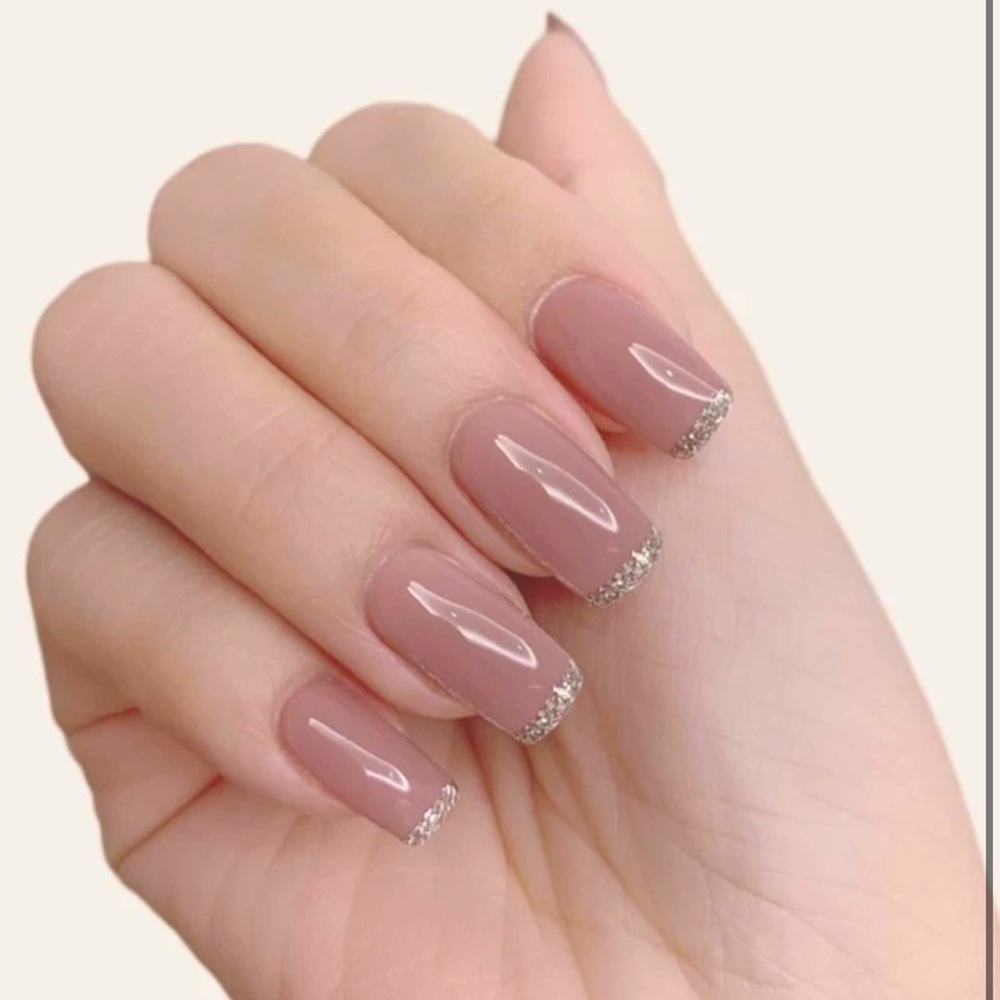 NWT - SHEIN 24pcs Short Square Press On Nails Silver